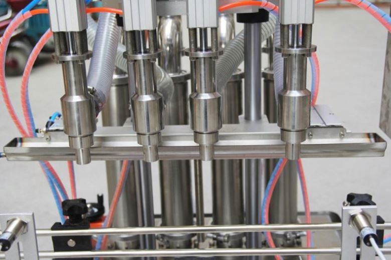 อัตโนมัติ 4 หัว เครื่องเติมของเหลว สายบรรจุขวด ด้วยราคาถูก เครื่องเติมของเหลวสําหรับสายการผลิต