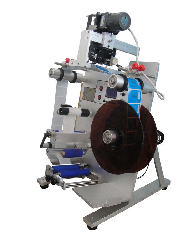 เครื่องติดป้ายสติ๊กเกอร์แบบตั้งในเส้นตรงแบบอัตโนมัติสําหรับโต๊ะทํางาน พร้อมเครื่องพิมพ์วันที่สําหรับกล่องกลม