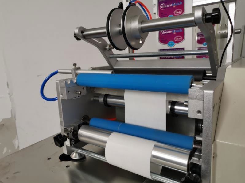 เครื่องติดป้ายกระป๋องน้ําพลาสติกสติ๊กเกอร์บนโต๊ะ