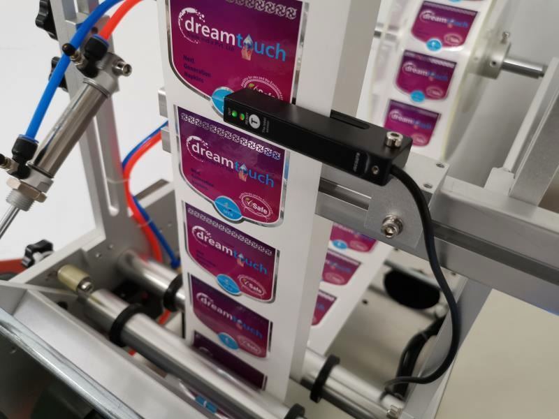 เครื่องติดป้ายกระป๋องน้ําพลาสติกสติ๊กเกอร์บนโต๊ะ