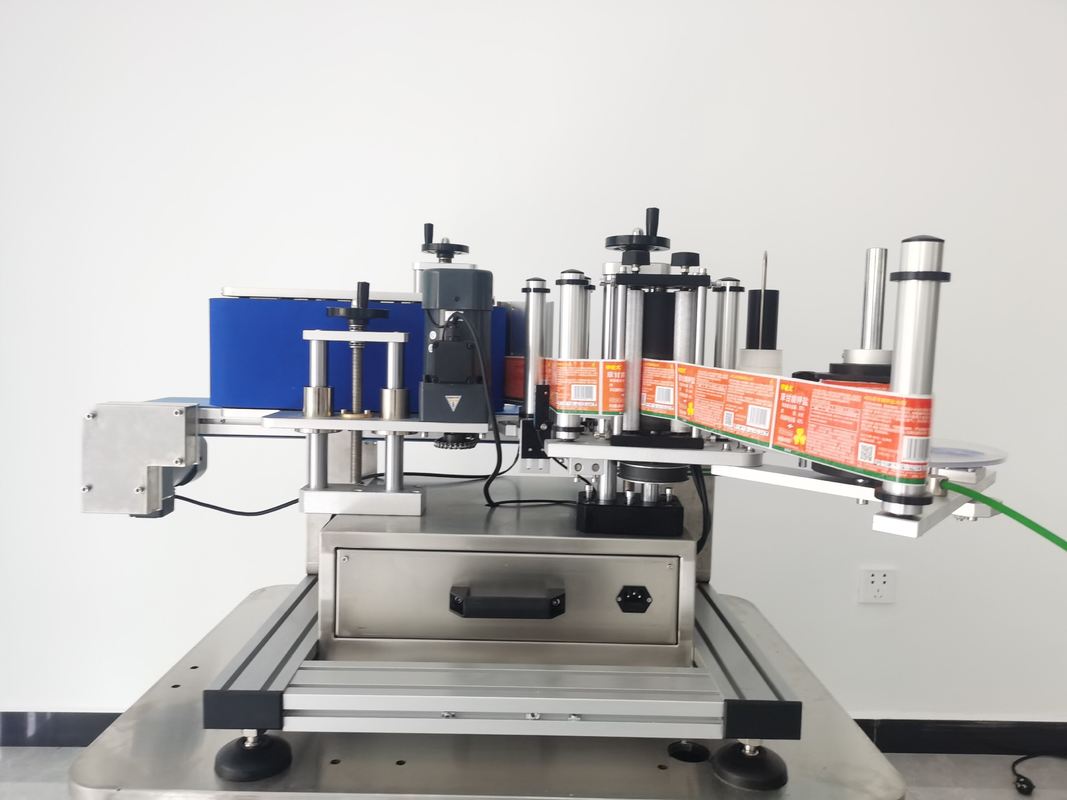 เครื่องติดป้ายโต๊ะทํางานอัตโนมัติความเร็วสูง สําหรับขวดกลม/กระป๋อง เครื่องใช้สติ๊กเกอร์สติ๊กเกอร์สติ๊กเกอร์