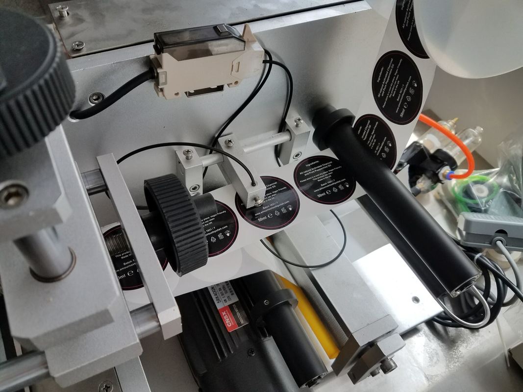 เครื่องติดฉลากพื้นผิวเรียบแบบกำหนดเองสำหรับมืออาชีพ กล่อง/ถุง/ฝา ฉลากสติกเกอร์ ขวดสี่เหลี่ยม เครื่องจ่ายฉลาก