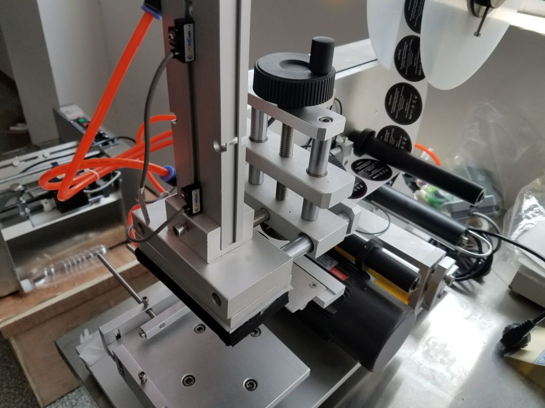 เครื่องติดฉลากสติกเกอร์ด้านบนความแม่นยำสูงสำหรับพื้นผิวเรียบ, ขวดทรงเหลี่ยม, ราคาโรงงาน