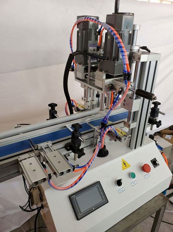 โรงงานขายตรง การออกแบบใหม่ โต๊ะน้ําอากาศ เครื่องกระตุ้นอัตโนมัติ สเปรย์ แคปเปอร์ เครื่องพลาสติก กระปุกกระปุก