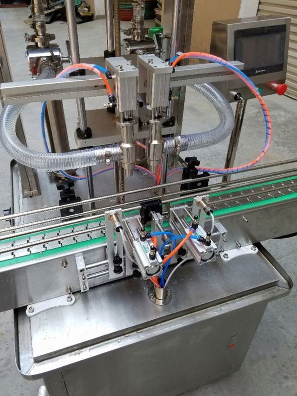 เครื่องบรรจุครีมบำรุงผิวหน้าแบบแนวตั้ง 4 หัว พร้อมปั๊มป้อน